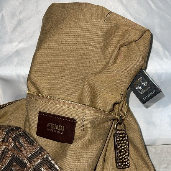 Fendi hobo bag preloved excellent condition gorgeous bag - Picture 7 of 16